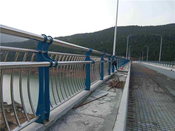秦皇岛不锈钢桥梁护栏的特点及其在桥梁安全中的重要作用