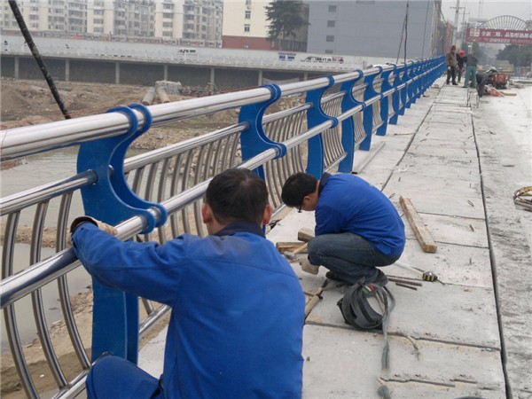 秦皇岛不锈钢桥梁护栏除锈维护的重要性及其方法